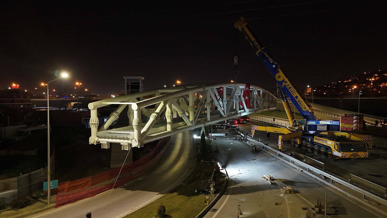 Solaklar Üst Geçidi’nin 120 tonluk çelik aksamı monte edildi Solaklar’da gece yarısı ‘Üst Geçit’ operasyonu