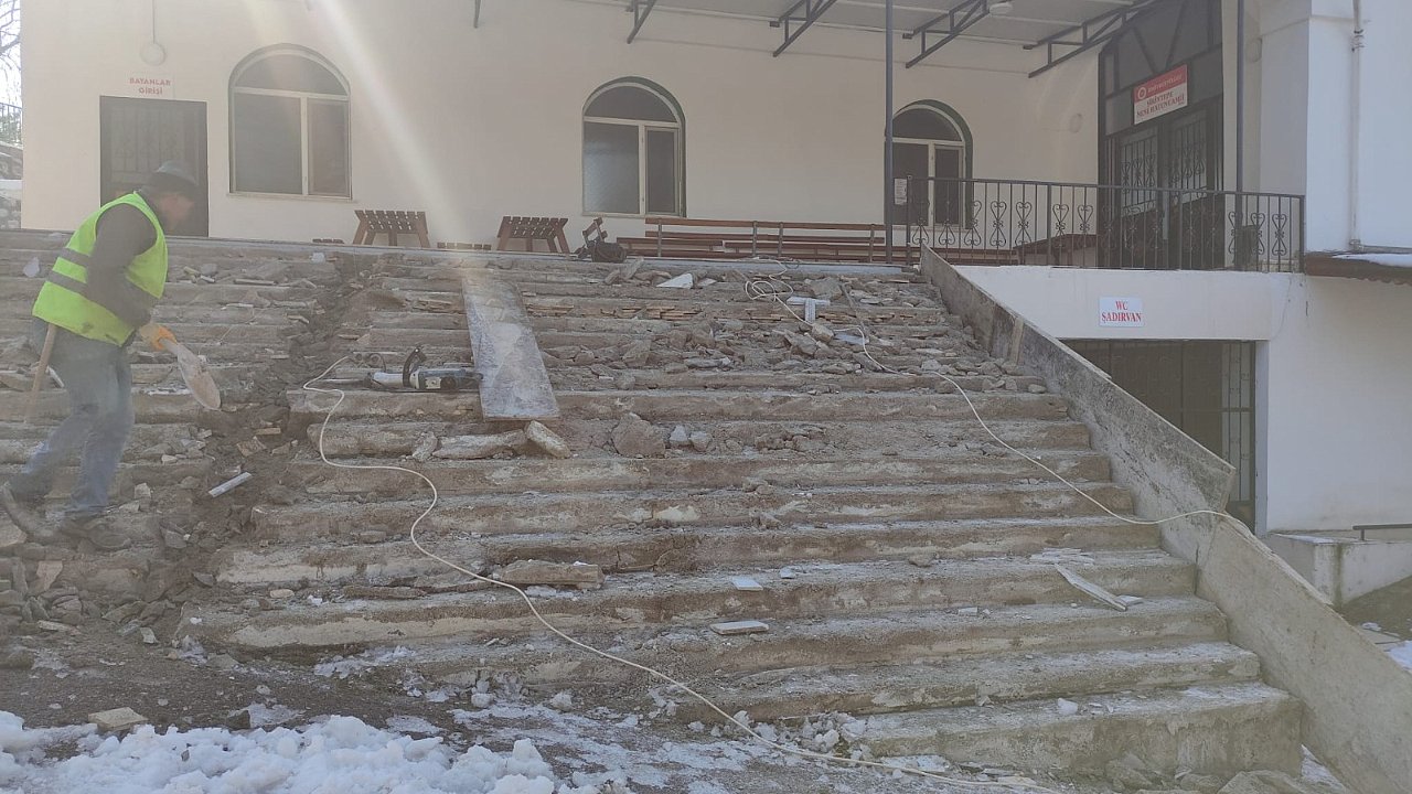 Başkan Hürriyet söz verdi, yaptı! Nene Hatun Camii’nde merdivenler yenileniyor