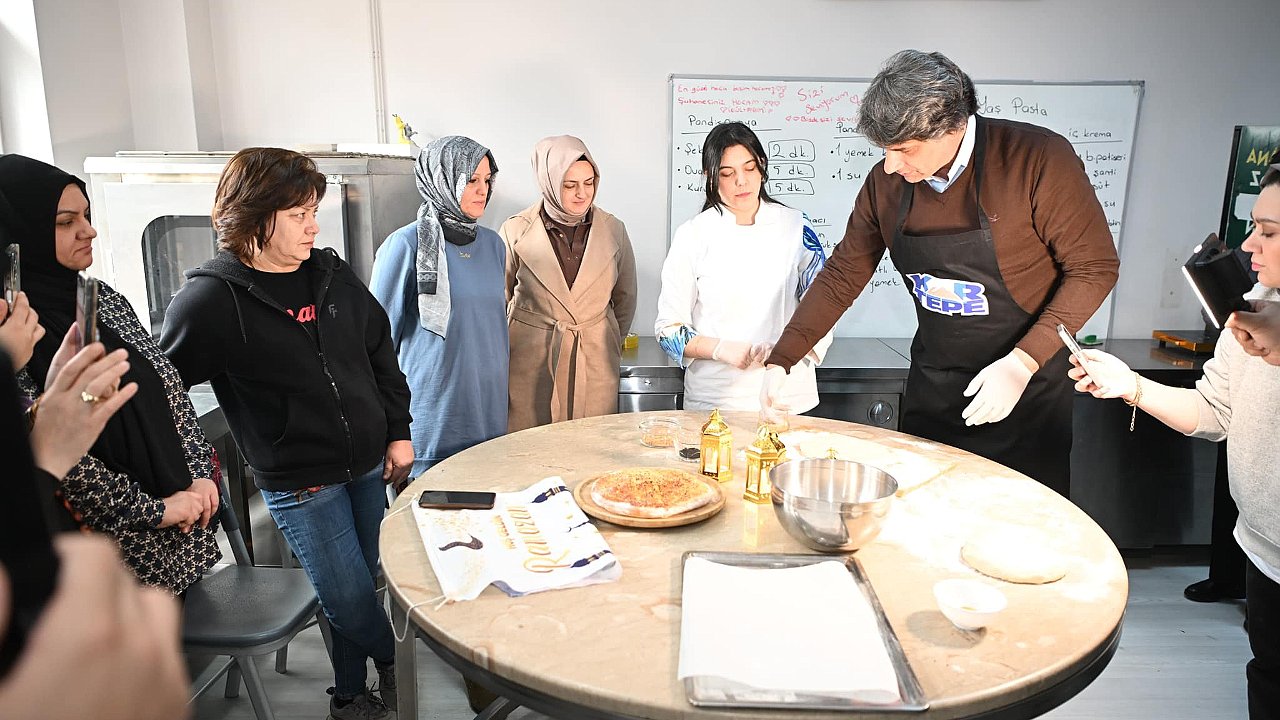 BAŞKAN KOCAMAN PİDE YAPTI