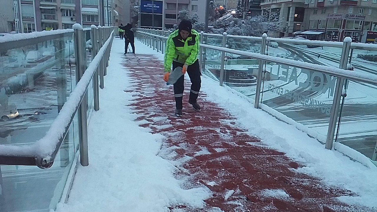 Büyükşehir ekipleri, yaya güvenliği için sahada