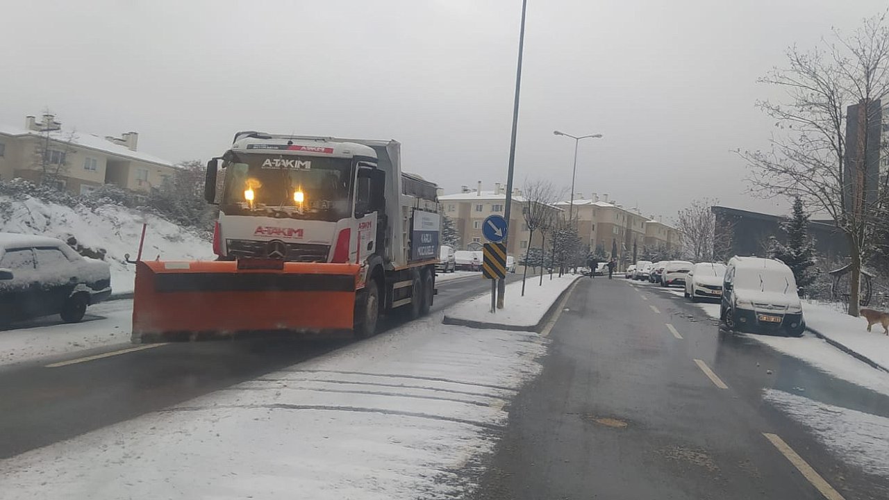 Büyükşehir’in kar mesaisi canla başla sürüyor; Kocaeli’de yollar açık, ulaşımda aksama yok