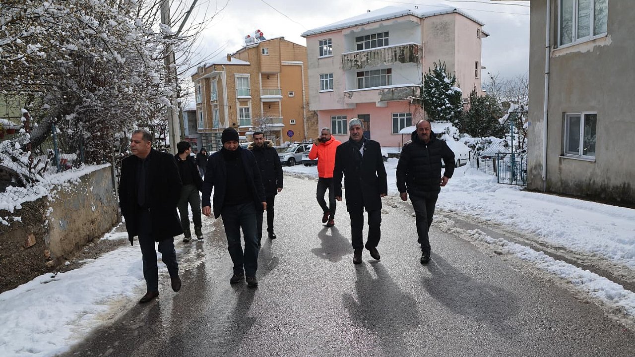 DİLOVASI’NDA KARLA MÜCADELE EKİPLERİ 7/24 SAHADA