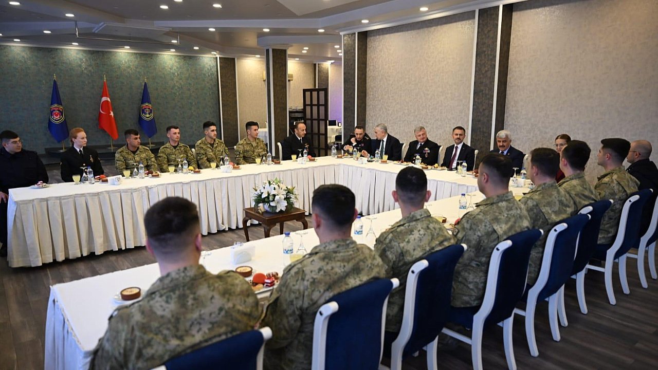 Deniz Eğitim - Öğretim ve Garnizon Komutanlığı’na Vali Aktaş'tan Bayram Ziyareti