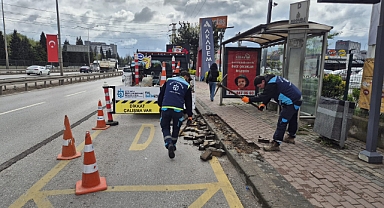 Kocaeli Büyükşehir, İzmit’te tretuvar çalışması gerçekleştirdi; Büyükşehir’den yaya yollarına konforlu dokunuş