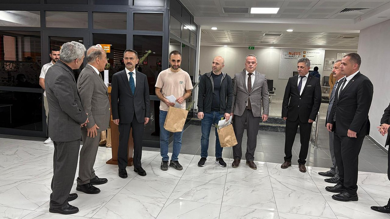 Vali Aktaş Tarafından “1 Çocuk 1 Fidan Projesi” Kapsamında Miniklerimizin Fidanları Ailelerine Verildi