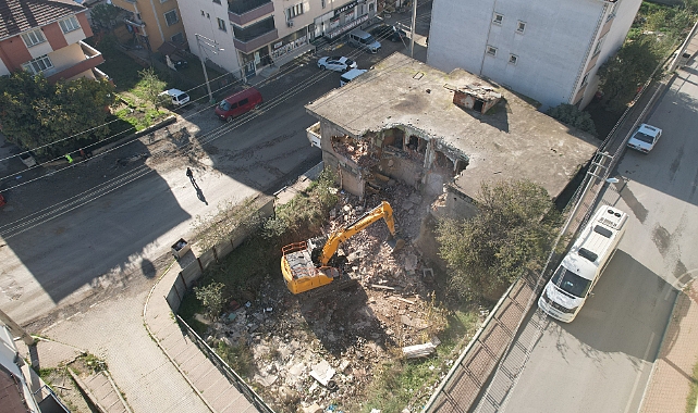 Çayırova’da metruk binalar yıkılıyor