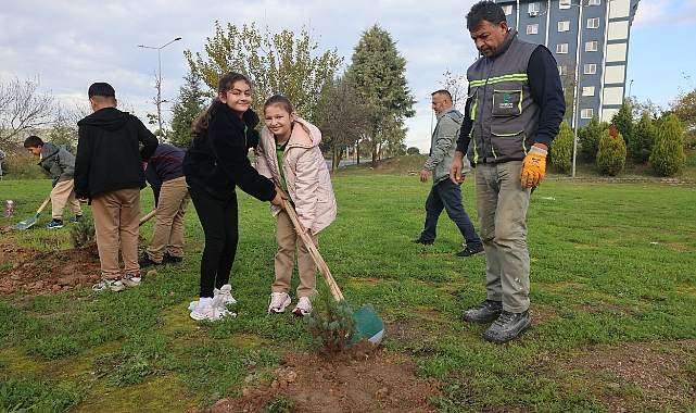 Çayırovalı öğrenciler, fidanları toprakla buluşturdu  