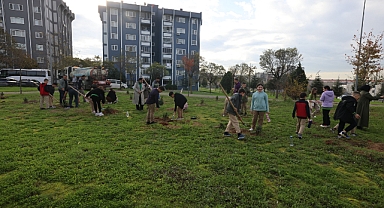 Çayırovalı öğrenciler, fidanları toprakla buluşturdu  