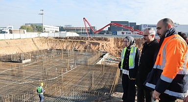 Çayırova’nın yeni meslek lisesinde temel betonu seriliyor  