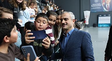Çiftçi, basketbolsever miniklerin isteğini kırmadı