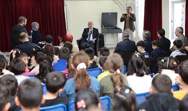 BAŞKAN BIYIK, BAYRAK TÖRENİNİN ARDINDAN ÖĞRENCİLERLE ‘HAYAT BİLGİSİ’ DERSİNE KATILDI