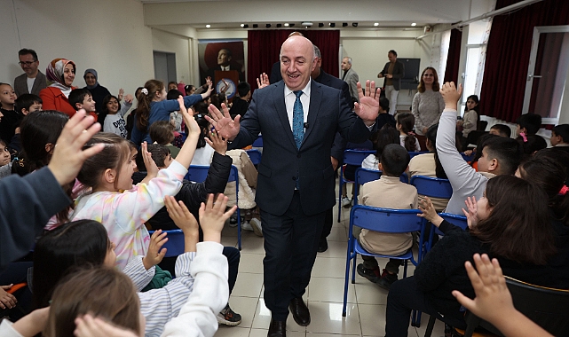 BAŞKAN BIYIK, BAYRAK TÖRENİNİN ARDINDAN ÖĞRENCİLERLE ‘HAYAT BİLGİSİ’ DERSİNE KATILDI