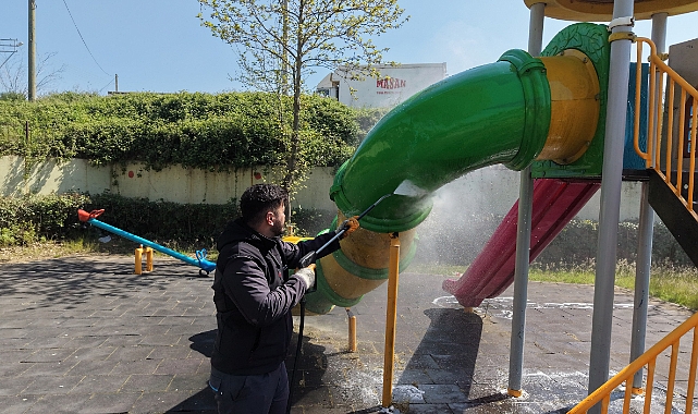 Çayırova’daki parkların oyun grupları yıkanıyor