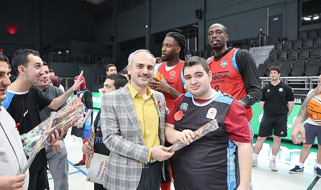 Özel çocuklar, Çayırova’nın dev adamlarıyla bir arada