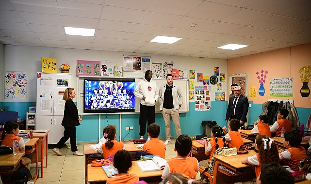 Şampiyon dev adamlar, Fuat Sezgin öğrencileriyle bir arada  