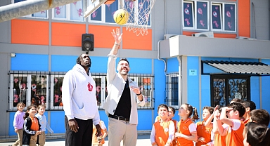 Şampiyon dev adamlar, Fuat Sezgin öğrencileriyle bir arada  