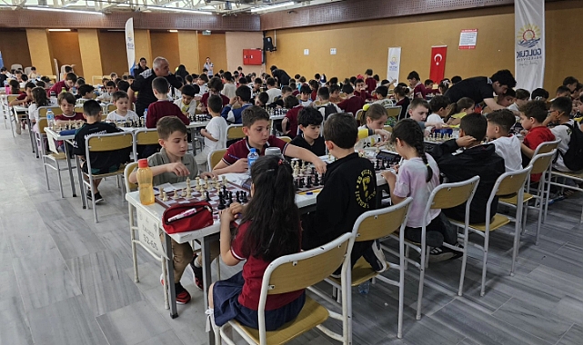 Gölcük’te 235 Öğrenci Satrançta En İyi Hamle Mücadelesine Başladı
