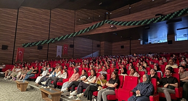 Çayırovalı genç tiyatrocuların performansı büyük alkış aldı