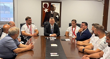 KIRKPINAR'DA DERECEYE GİREN PEHLİVANLARDAN BAŞKAN SEZER'E ZİYARET